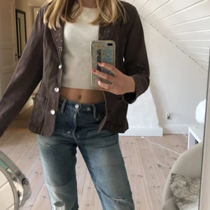 Brun jeansjacka!  - Kollar intresset på min bruna vintage jeansjacka! Köpt second hand men aldrig använd av mig💕 Passar allt från XS-M beroende på hur man vill att den ska sitta😊 Köpare står för frakt!