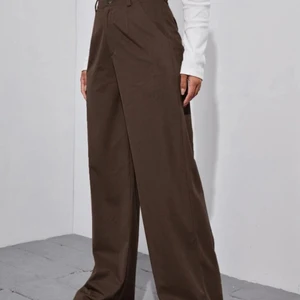 Kostymbyxor - Bruna kostymbyxor från SHEIN i strl XS. Aldrig använda (sömmar nere sprättade)