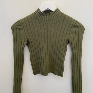 Grön Urban polotröja  - Jätteskön polotröja från Urban, är jätte stretchig och har fint mönster 