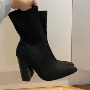 Nakd boots strl 38 - Supersnygga ”sockboots” köpta på nakd. Använda 2 gånger, väldigt fint skick! Passar en 37-38.