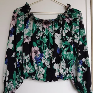 Blus  - Blus från Gina tricot 🌺🌸 Storlek S