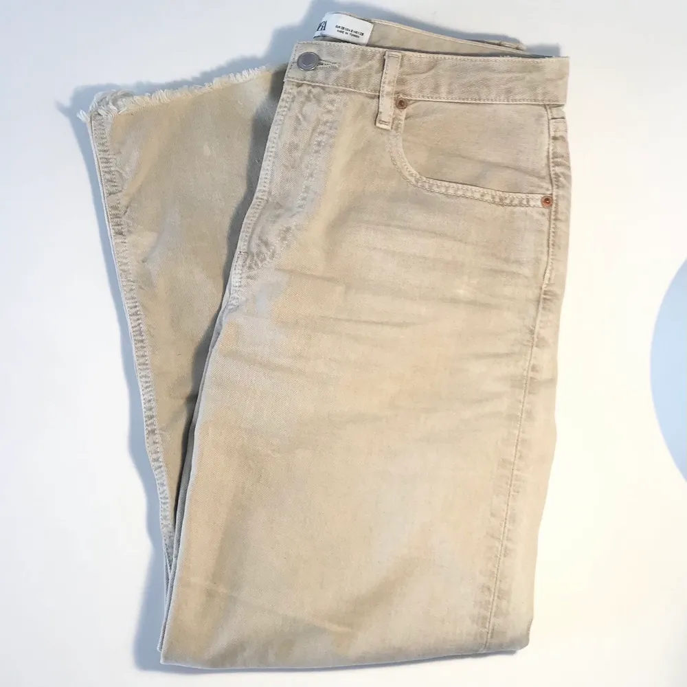 Fina beigea raka jeans från Zara som är perfekta till sommaren! Säljer pga att de inte kommer till användning🤍 Jeansen är i bra skick förutom några ljusa fläckar längst ner på ena benet (se tredje bilden). Köparen står för frakten på 45kr. Jeans & Byxor.