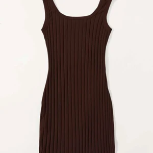 Vinröd klänning - Detta är en vin röd klänning, ribbad använd 2-3 ggr