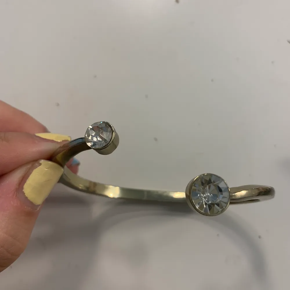 Armband från snö i pläterat guld. Aldrig använt. Köpare står för frakten 💫. Asusteet.