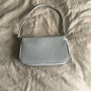 Säljer denna fina väska från ginatriot💕 - Använd 1 gång och det var på nyårs afton, köparen står för frakten💕