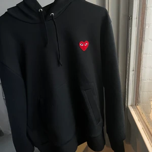 Commes des garcons hoodie  - Säljer min svarta commes des garcons hoodie som är köpt från NK i Göteborg. Den är lite nopprig på nedre delen av tröjan men är annars i väldigt fint skick. Köparen står för frakten(: