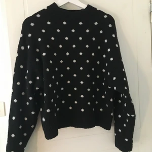 Prickig stickad tröja  - Säljer denna stickade tröjan med prickar. Pris går att diskutera och köpare står för frakt.
