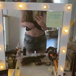 Lågmidjad kjol - En jättefin y2k kjol med massa snygga detaljer (särskilt på fickorna) 😍💓tyvärr är den lite kort på mig därför säljer jag. Om ni vill ha fler bilder är det bara att höra av sig💕