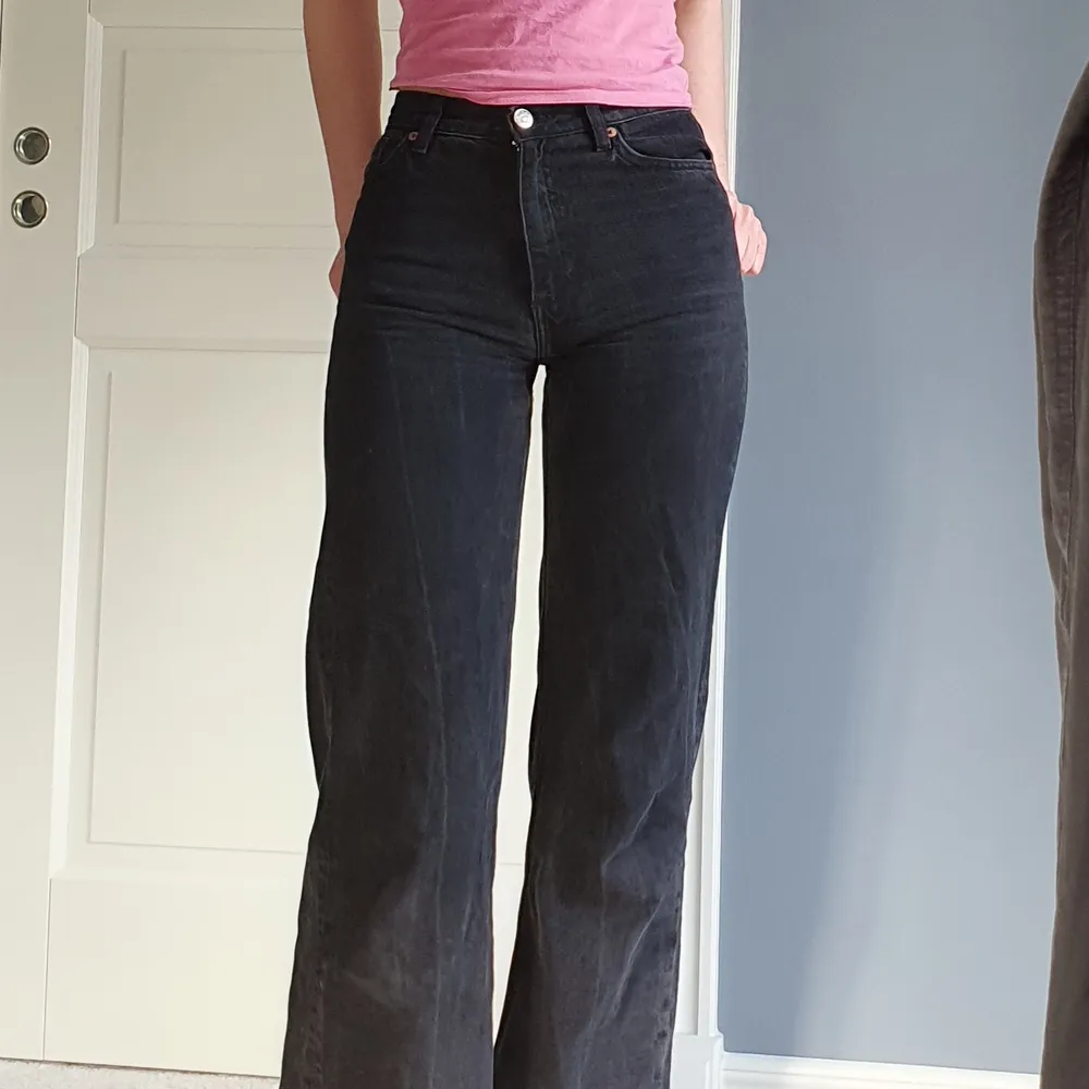 Svarta jeans i bra skick från monki. De är i storlek 25 men tyvärr växte jag ur dem. Nu är jag 180 och de är för korta för mig, passade bäst när jag var strax under 175 ☀️. Jeans & Byxor.