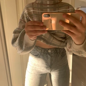 Grå jeans Strl 36 - Ett par grå jeans från gina, köpt för ca 2 år sedan. Använt max 5 ggr. Inga problem, söndriga eller annat konstigt med dom. De är i storlek 36. Jag är 164. 💕