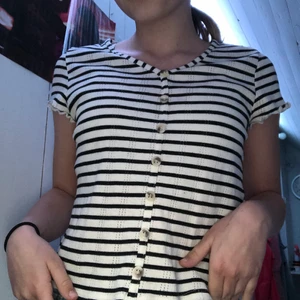 En sommar topp - Det är en randig svart vit tröja med hål i, jag har inte andvänt den så den är i bra skick. 