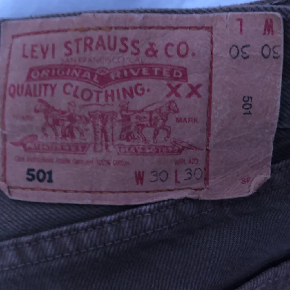 Bruna Levis 501, säljer för att jag inte fått dem till användning. Skriv för mer i info(priset går att diskutera). Jeans & Byxor.