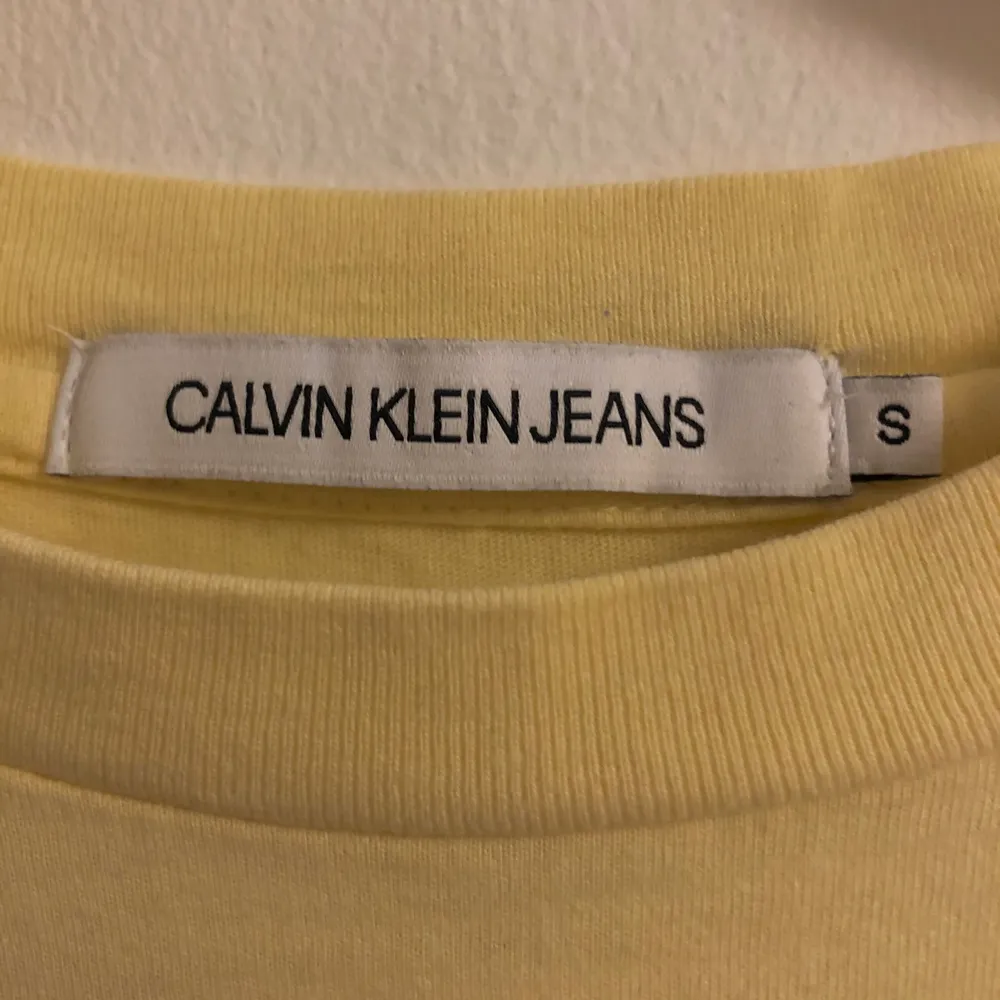 Söt ljusgul Calvin Klein T-shirt, fint skick och använd ett par gånger, inga skador eller fläckar. Storlek S men passar som XS-S . T-shirts.