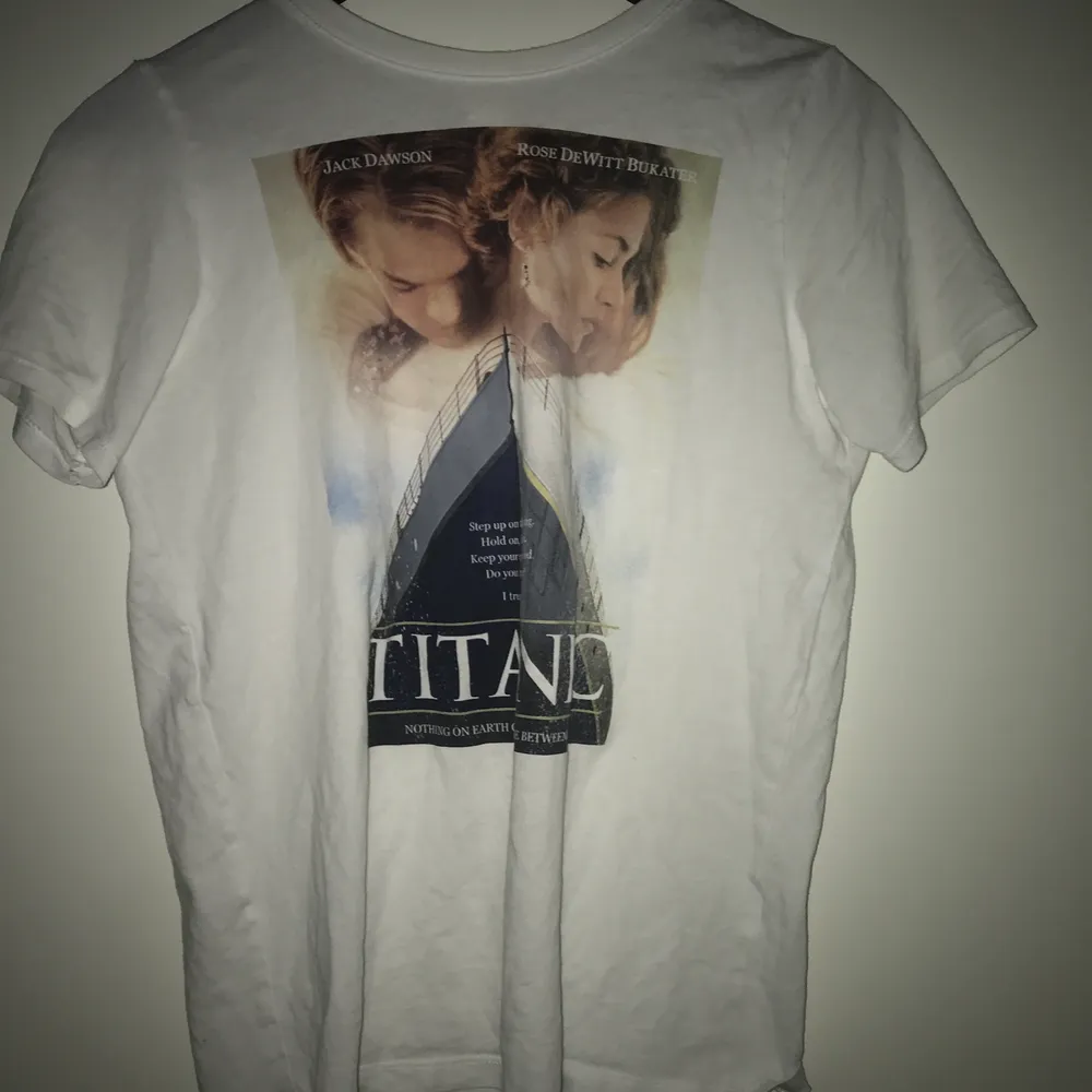 Tshirt med titanic trygg, bra kvalitet, xs men passar bra till s. Köpare står för frakt, tror fraktinfo stämmer 💓. T-shirts.