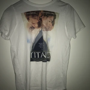 Tshirt - Tshirt med titanic trygg, bra kvalitet, xs men passar bra till s. Köpare står för frakt, tror fraktinfo stämmer 💓