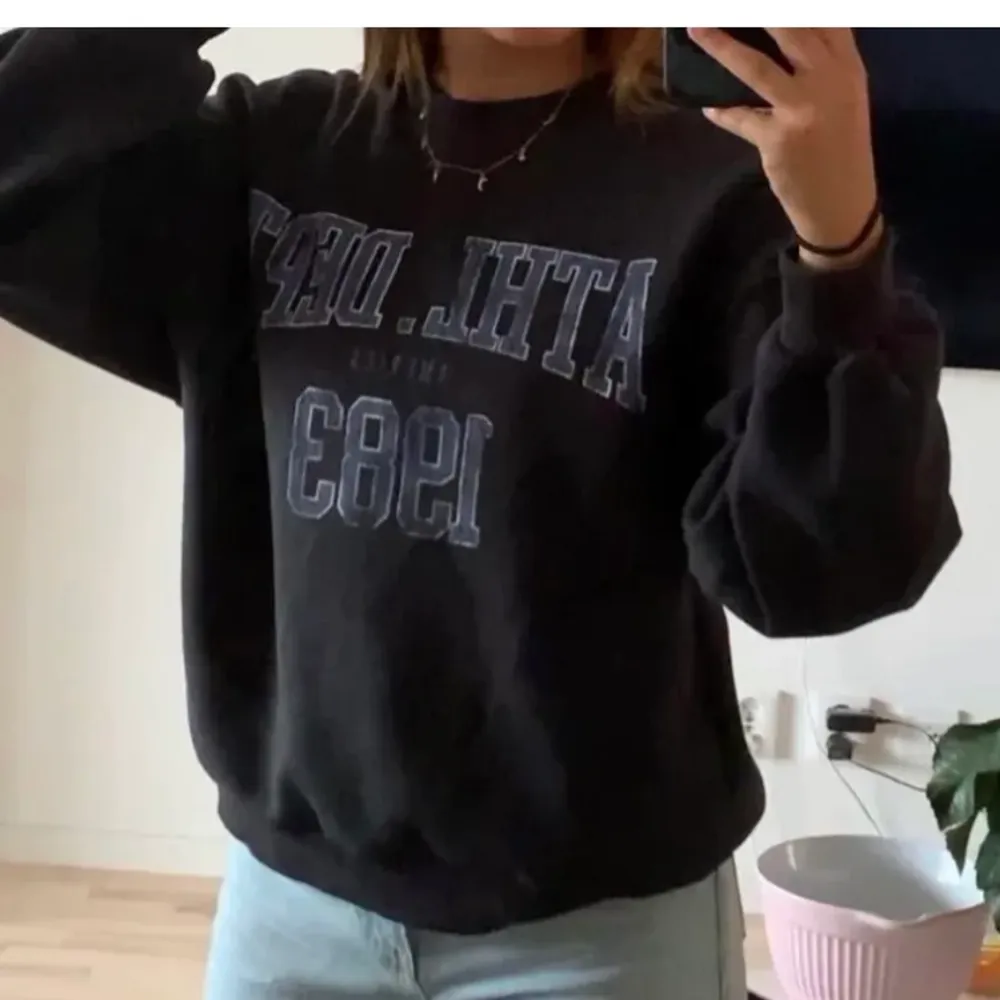 Säljer nu denna slutsålda sweatshirten från Gina pga får ingen användning för den och hwr aldrig fått så som ny, lånade bilder hör av er för mer bilder, om flera intresserade blir det budgivning . Tröjor & Koftor.