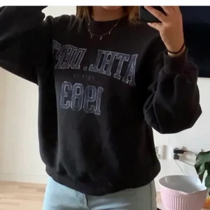 Tröja - Säljer nu denna slutsålda sweatshirten från Gina pga får ingen användning för den och hwr aldrig fått så som ny, lånade bilder hör av er för mer bilder, om flera intresserade blir det budgivning 