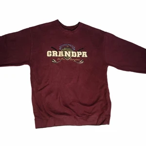 Grandpa - vintage sweatshirt - En fin vinröd sweatshirt med ett stort fint embroderat tryck. Köpt på en trifthstore i USA.