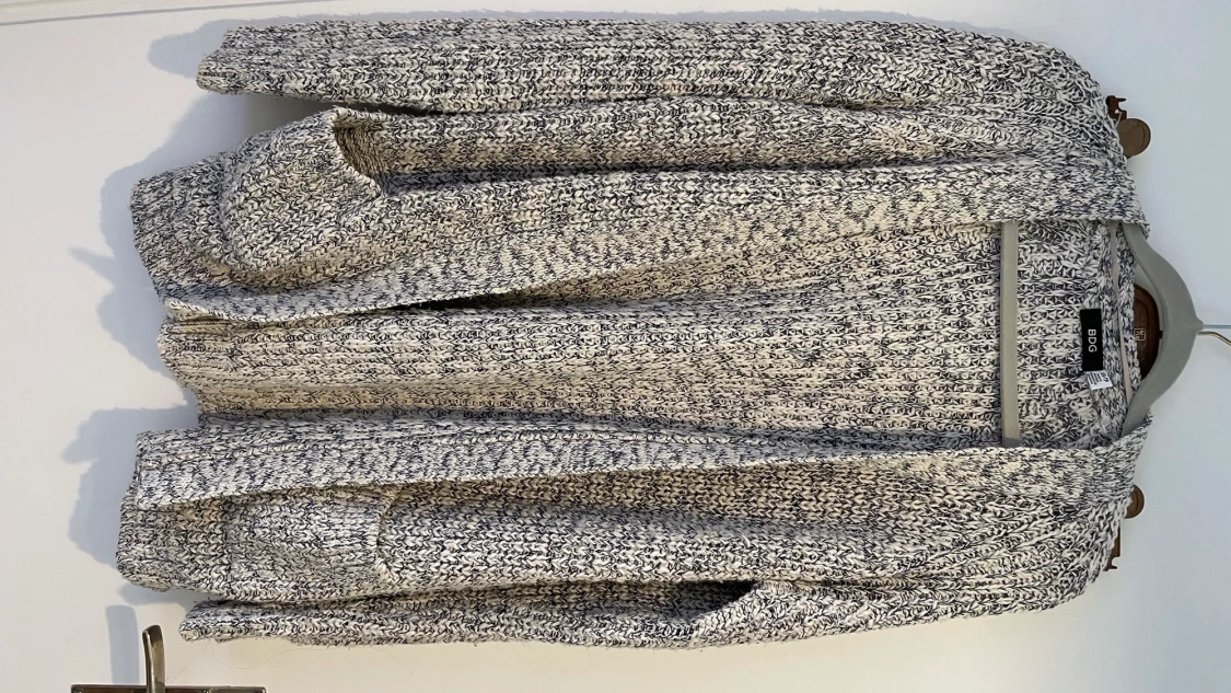 Grå skön kofta med fickor