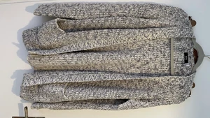 Grå skön kofta med fickor - Mysig kofta med fickor köpt på Urban outfitters. Stl XS men passar även S/M