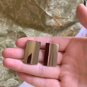 Örhängen Edblad - Oanvända örhängen från Edblad. Mått: ca 3x1,8cm. Mycket stilrena men tyvärr inte min stil:(