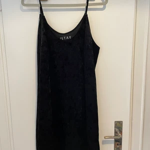 Svart sammetsklänning med smala band - Svart sammetsklänning med smala band, använd ett fåtal gånger