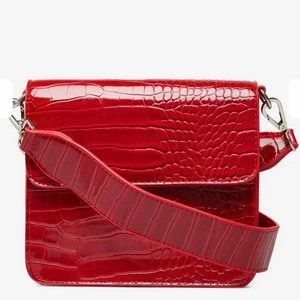 Hvisk väska - Säljer min röda väska från hvisk som jag köpte i Köpenhamn för 3 år sedan. Använd den Max 5 gånger så den är som ny. Skriv för egna bilder