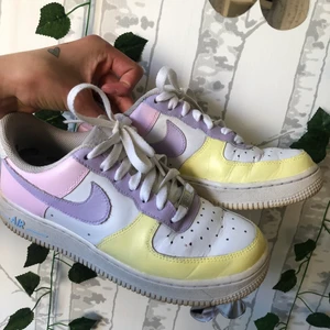 Air force 1 färgglada! - Supersnygga Af1 som jag precis målat med akrylfärg. Storlek 38. Lite slitna på insidan men inget som märks, därav låga priset. Går enkelt att byta ut sulan. 200kr köparen betalar frakt. Hör av er om ni har några frågor! Pris går att diskuteras!