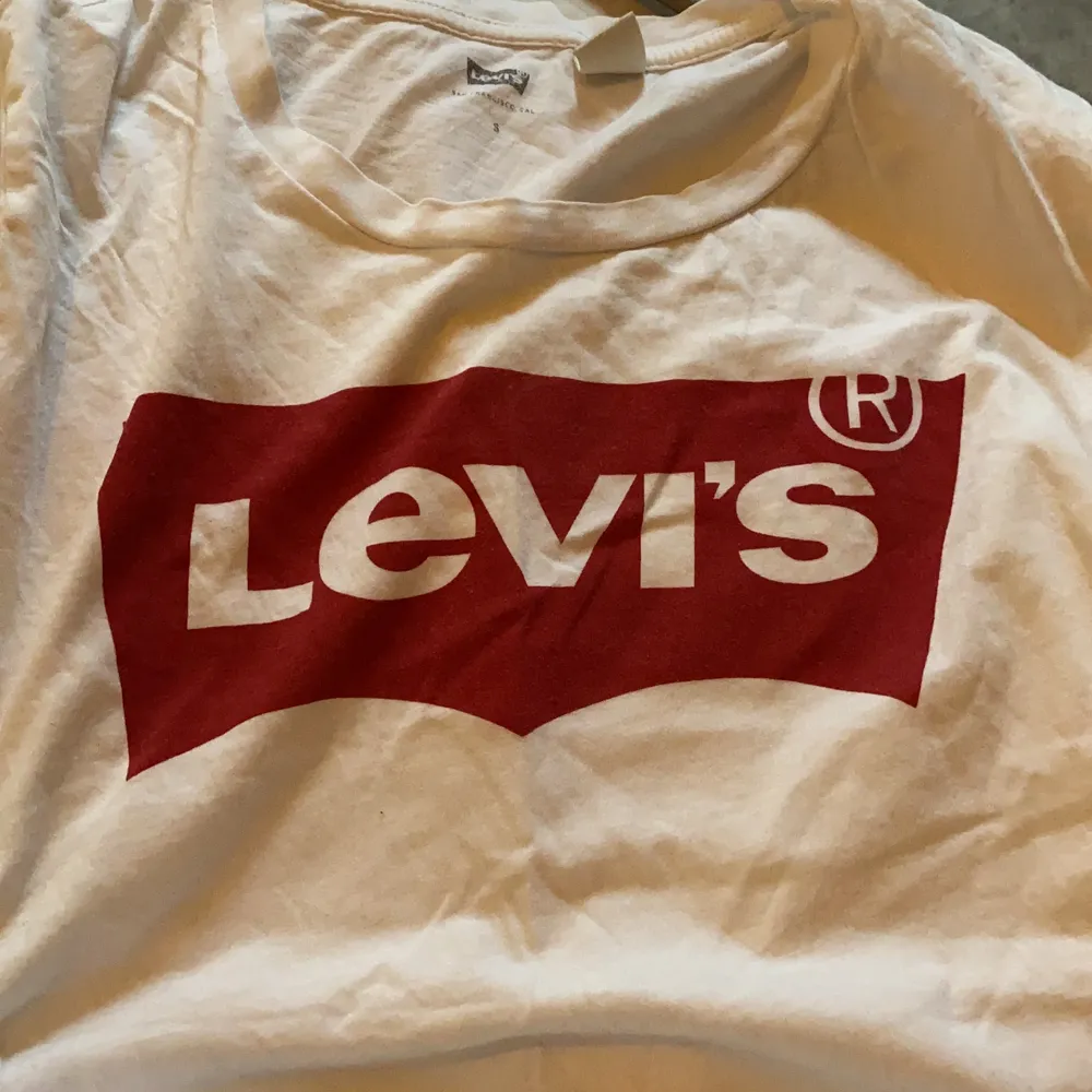 T-shirt från Levis använd Max 10 gånger, fint skick.. T-shirts.