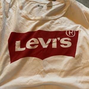 T-shirt från Levis använd Max 10 gånger, fint skick.