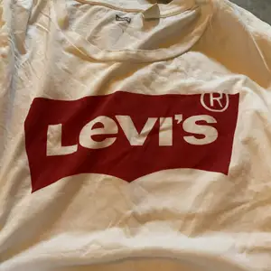 T-shirt från Levis använd Max 10 gånger, fint skick.