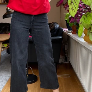 Monki jeans - Säljer dessa Monki jeans i modellen Mozik!! Första bilden beskriver färgen absolut bäst. Nypris: 400kr🌼  Köparen står för frakt 📦!!