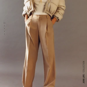 Zara byxor  - Snygga bruna vida byxor med veck. Toppen skick! Använda ett fåtal gånger. Supersköna och snygga byxor!! 