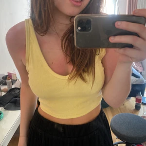 Gul topp  - Säljer denna as snygga gula toppen från zara. Jätte fin till sommaren. Passar till allt. Säljer för 100kr plus frakt. Kan mötas upp i Stockholm 