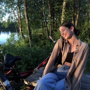 Beige skjorta - Säljer min skitsnygga beiga skjorta som går utmärkt att använda som tunn jacka på sommaren eller tröja på vintern. Storlek 38 (S-M)