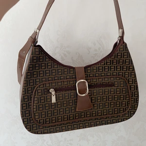 Brun väska - Jättefin & snygg vintage väska, köpt my myrornas, söker nu nytt hem eftersom den ej kommer till användning:(