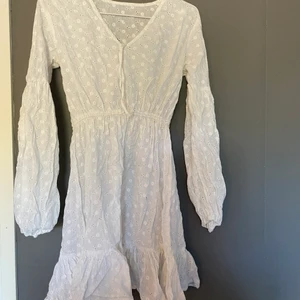 Vit kläning - En vit sommar eller avslutningklänning från NAKD. Storlek M✨ 50kr +köparen står för frakten