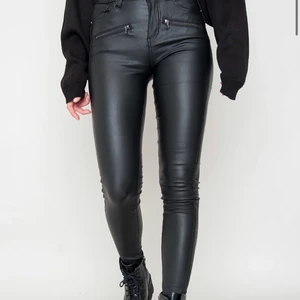 Skinnbyxor  - Fake skinnbyxor från jfr med dubbla dragkedjor fram. Fint skick!💕