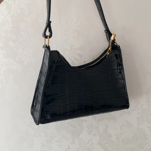 Svart väska - Jättefin & snygg väska, köpt på SHEIN, söker nu nytt hem eftersom den ej kommer till användning:(