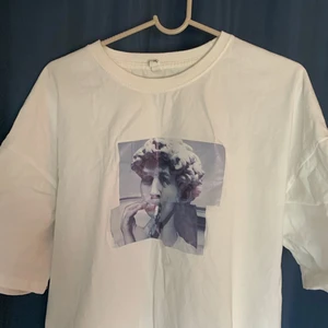  Oversize t-shirt med tryck  - T-shirt med tryck i storlek XL. Passar även andra storlekar beroende på hur oversize man vill att den ska vara. Är bara använd en gång och är i väldigt bra skick💗