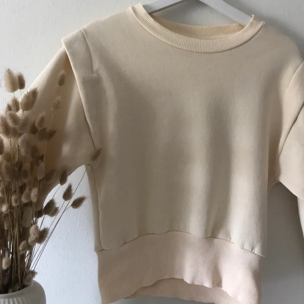 En beige sweatshirt från Gina Tricot med coola detaljer vid axlarna och ner till vid midjan. Säljs pga brist på användning 💖. Tröjor & Koftor.