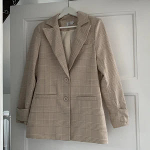 Kostym set från nakd - Kostym set från nakd, Använd vid ett tillfälle och det var på suck i 9an, alltså som nyskick. Kjolen och blazern är i samma storlek och är en collection med AFJxNAKD.