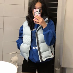 Väst - Ljusblå väst som inte har några defekter. Hör av er för fler bilder!