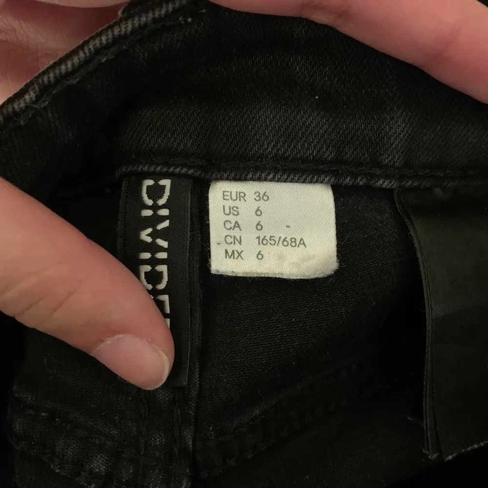 Säljer nu fina jeans ifrån h&m den är i storlek 36 men lite mer som 32/34. (En 36 skulle inte få på den liksom) kan mäta om det önskas ❤️ 50kr+frakt . Jeans & Byxor.
