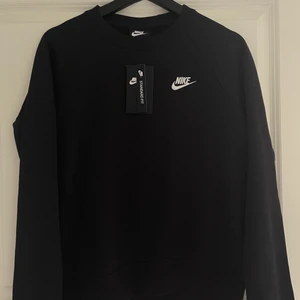NIKE SWEATSHIRT⚡️ - Intressekoll på min nikesweatshirt, aldrig använd och i storlek S💖 Hör av vid intresse, köp direkt för 450+frakt💖 (äkta från Nike)