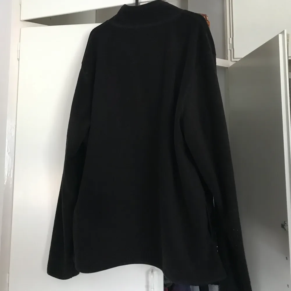 En jättemysig stor svart fleecetröja som jag köpt på H&M i storlek XXL. Har även fickor! Använd ett fåtal gånger och inga skador eller liknande förutom några noppror på ena armen(???). Säljer för 90kr + frakt.. Tröjor & Koftor.