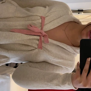 Äkta Odd Molly kofta - Så fin kofta i beige med rosa detaljer. Skönt material och många små söta detaljer. Lite för tight för mig därför jag vill sälja. Passar till allt!