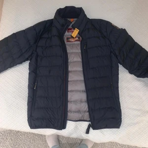 Parajumper Jacka Storlek M - Parajumper jacka i utmärkt skick säljes. Har bara använt den 2-3 gånger. Säljes för 1100kr! Först till kvarn!