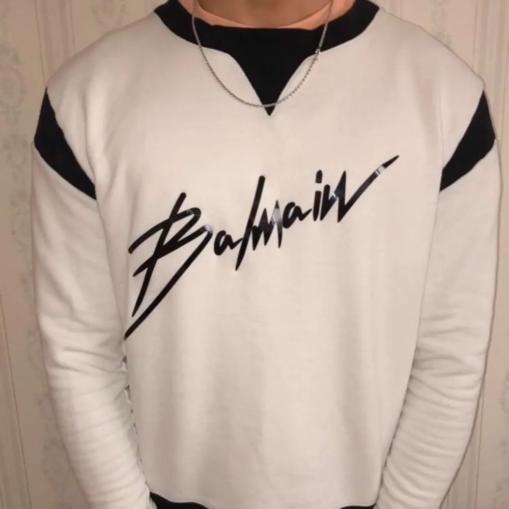 Hjälper kompis sälja en balmain sweatshirt till ett scysst pris, köpt från farfetch och är i bra skick — släng iväg ett bud så löser vi något . Tröjor & Koftor.