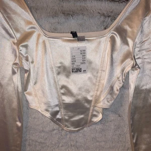 Ny topp - Ny glansig topp, champange färgad